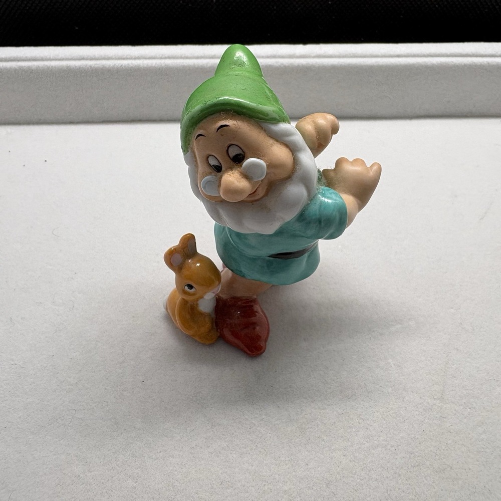 Snow White And Seven Dwarfs Doc Watching A Bunny Porcelain Vintage‎ 1990s